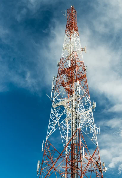 Kommunikation antennen tower med blå himmel — Stockfoto