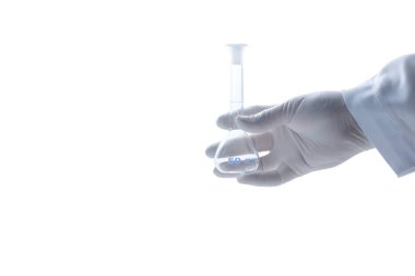 Lastik eldiven takan el bilimcileri ve beyaz arka plan ve coppy alan, kimyasal laboratuvar cam ve bilim konsepti üzerinde izole Erlenmeyer mataraları tutuyorlar.