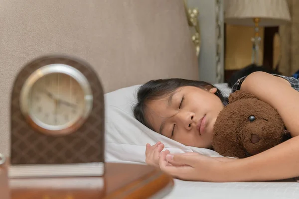 Nettes Kleines Mädchen Umarmt Teddybär Schlafen Lag Bett Glückliches Kleines — Stockfoto
