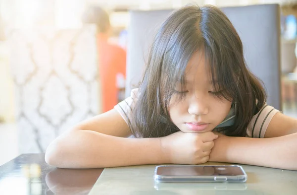 Asia Usando Teléfono Móvil Viendo Dibujos Animados Películas Desplazándose Por — Foto de Stock