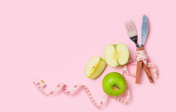 Green Apple Measuring Tape Fork Knife Isolated Pink Background Concept — Stock Photo, Image