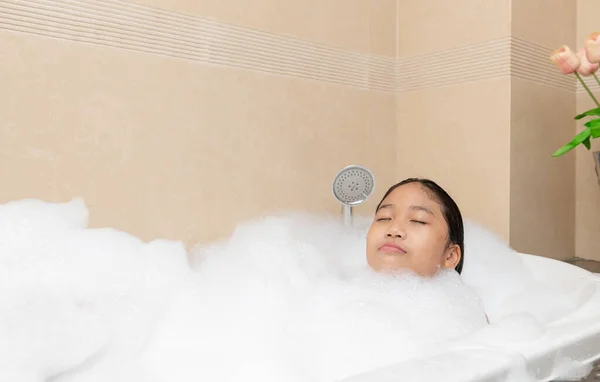 Bathing Little Girl Relaxing Bath Smiling Relaxing Caucasian Child Woman — Stock Photo, Image