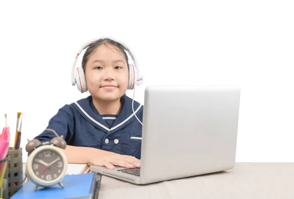 Pouco Menina Asiática Usar Fone Ouvido Fazer Lição Casa Com — Fotografia de Stock