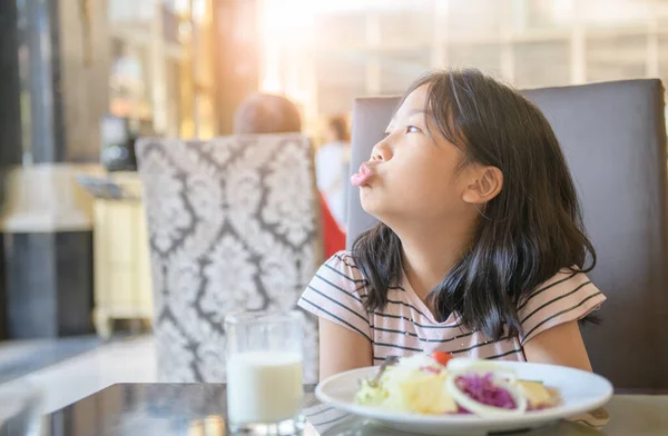 Asijské Dítě Dívka Výrazem Znechucení Vůči Zelenině Restauraci Odmítání Pojetí — Stock fotografie