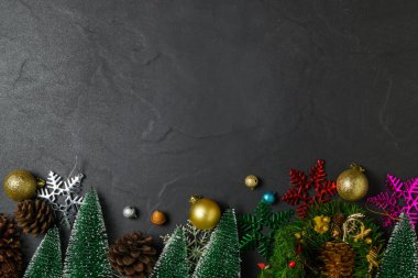 Siyah taş masa arkası süslemeli Noel arkaplanı, Xmas ve Mutlu Yıllar kompozisyonu. Düz yatış, üst görünüm