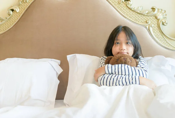 Gadis Kecil Yang Lucu Memeluk Boneka Beruang Tempat Tidur Konsep — Stok Foto