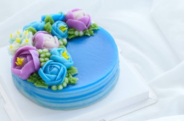 Pandan Tatlı Pastası 'ndan yapılmış en az pasta ve beyaz kumaş üzerinde süslü, güzel bir çiçek. Tayland Tatlısı