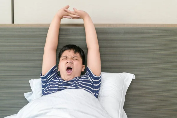 Fettleibiger Dicker Junge Wacht Morgens Auf Und Dehnt Sich Bett — Stockfoto