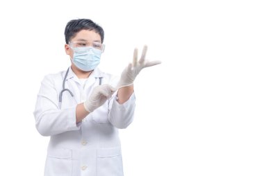 Genç doktor beyaz arka planda plastik eldiven ve cerrahi maske takıyor. Çocukların hayallerindeki kariyer konsepti