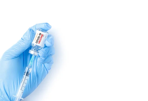 医生或科学家交上蓝色氮肥手套 里面装有流感疫苗 麻疹疫苗 用于从白种人背景 药物和药物概念中分离出来的疾病爆发疫苗 — 图库照片