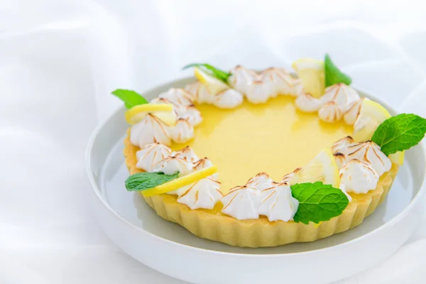 以白菜和白布为背景的柠檬茶柑橘类蛋糕 蛋糕和烘焙概念 — 图库照片