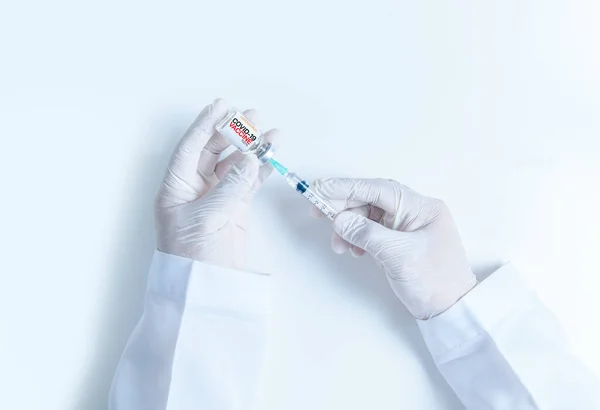 Main Médecin Scientifique Dans Des Gants Blancs Tenant Vaccin Antigrippal — Photo