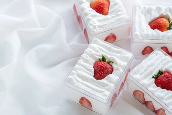 草莓小蛋糕 塑料盒 布背景和复制空间 最小蛋糕和烘焙概念 — 图库照片