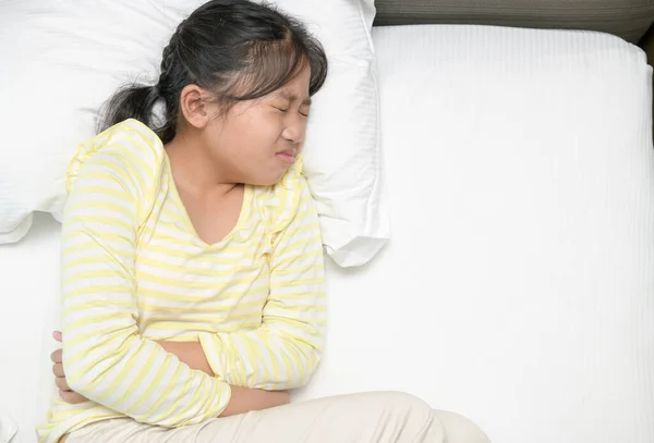 Chica Asiática Que Sufre Dolor Estómago Acostado Cama Diarrea Concepto — Foto de Stock