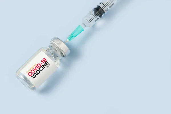 Fermeture Seringue Vaccin Covid Sur Fond Bleu Concept Équipement Médical — Photo