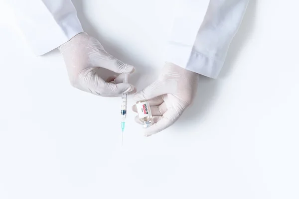 Main Médecin Scientifique Dans Des Gants Blancs Tenant Vaccin Antigrippal — Photo