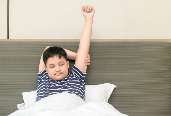 Niño Gordo Obeso Despierta Estira Cama Por Mañana Cuidado Salud —  Fotos de Stock