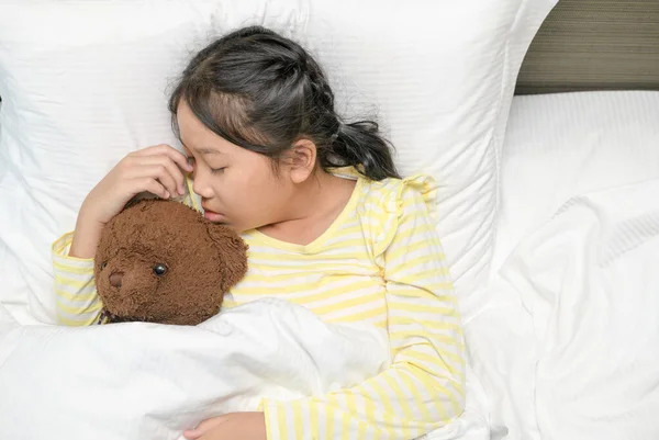 Doce Menina Está Dormindo Com Ursinho Pelúcia Sua Cama Casa — Fotografia de Stock