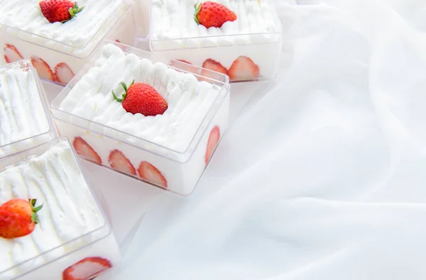 草莓小蛋糕 塑料盒 布背景和复制空间 最小蛋糕和烘焙概念 — 图库照片