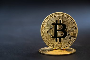 Siyah taş zemin üzerinde kripto para altın bitcoin, web bankacılığı ve uluslararası ağ ödemeleri için elektronik sanal para, Para Birimi Teknolojisi İnternet Konsepti.