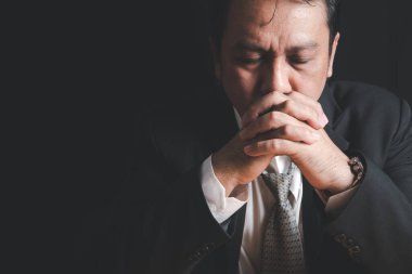 Stresli işadamları, iş performansı, iş stresi sorunları konseptini incelerken ellerini bir araya getiriyorlar..