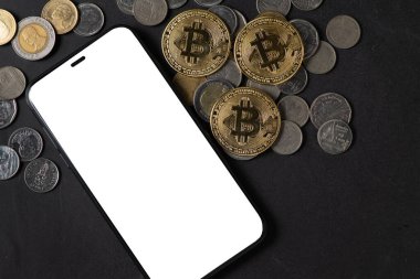 Siyah taş masada beyaz ekran akıllı telefon ve bitcoin, elektronik sanal para ve uluslararası ağ ödemesi, Para Birimi Teknoloji Şirketi