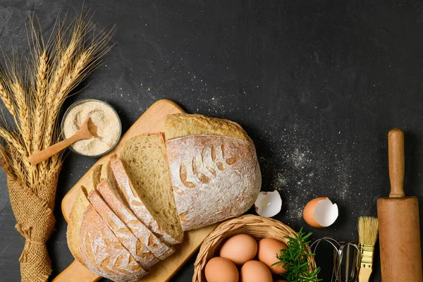 Свежеиспеченный Хлеб Теста Свежим Яйцом Аксессуарами Пекарня Черном Столе Вид — стоковое фото