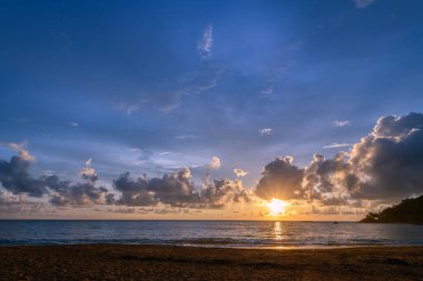 Khaolak sahilinde güzel bir gün batımı, Phangnga Tayland, doğa manzarası konsepti