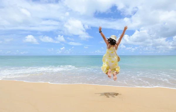 Ενθουσιασμένη Ενεργητική Ευτυχισμένη Τουριστική Κοπέλα Πηδάει Στην Παραλία Για Καλοκαιρινές — Φωτογραφία Αρχείου