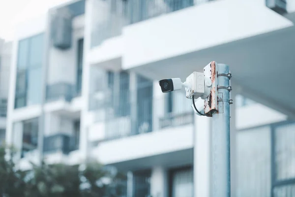 Cctv Cámara Video Vigilancia Está Montado Poste Fuera Edificio Apartamentos — Foto de Stock