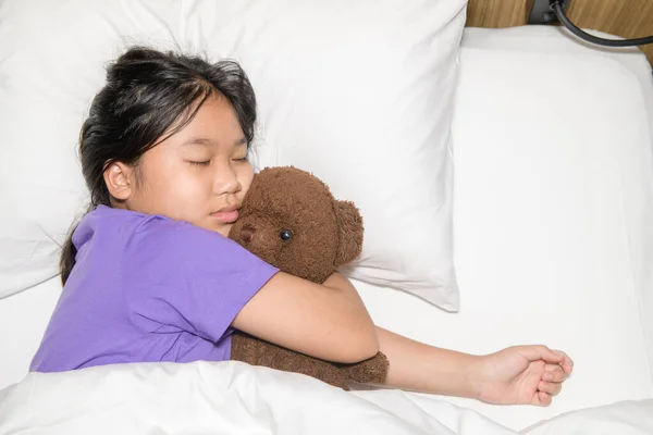 Kleines Mädchen Schläft Mit Einem Spielzeug Teddybär Bett Entspannungskonzept — Stockfoto