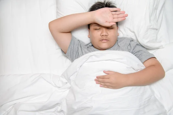 Азиатский Мальчик Болезнь Лежит Кровати Положить Руку Лоб Проверить Температуру — стоковое фото