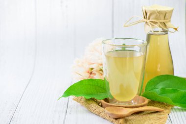 Tiliacora Triandra 'lı Kombu Çayı veya Bambu Çim Yaprağı, mayalanmış elma suyu. Kombu çayının faydaları probiyotik kaynağıdır, yüksek antioksidan içerir ve vitamin ve mineral içerir..