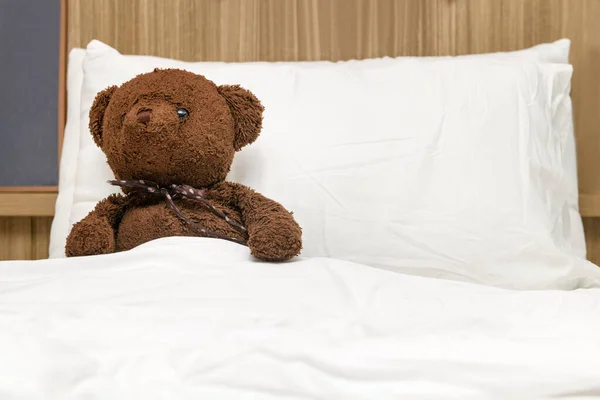 Eenzame Teddybeer Liggend Bed Concept Wachten Iemand Eenzaamheid — Stockfoto