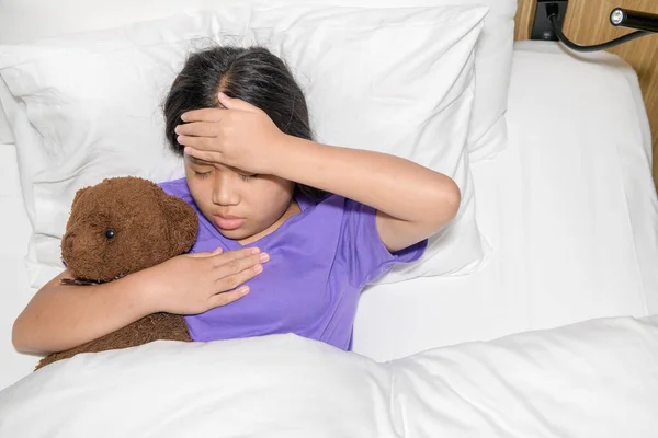 Asiatische Kinderkrankheit Die Auf Dem Bett Liegt Und Die Hand — Stockfoto