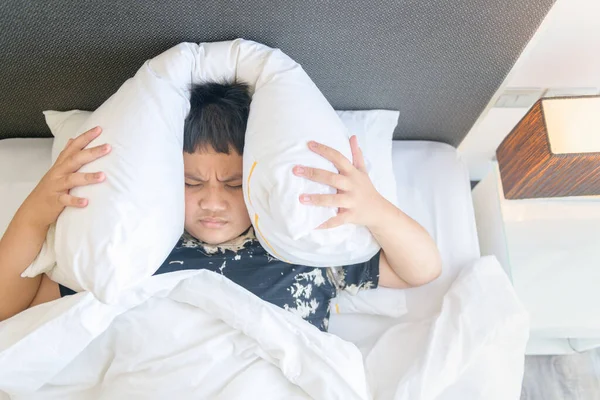 Толстый Мальчик Лежит Постели Покрывая Голову Подушкой Потому Слишком Громкий — стоковое фото