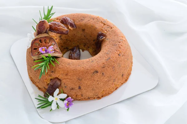 Data Cake Decorate Dried Dates Suszone Liście Pigwy Rozmarynu Białym — Zdjęcie stockowe