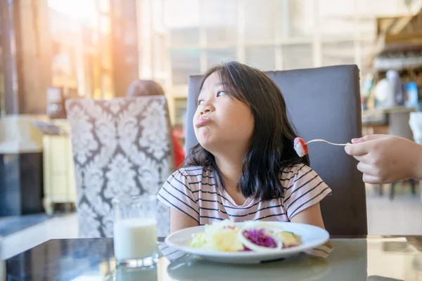 Niña Asiática Con Expresión Disgusto Contra Tomate Ensalada Rechazando Concepto — Foto de Stock