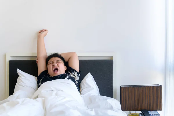 Anak Obese Bangun Dan Meregangkan Lengan Tempat Tidur Pagi Hari — Stok Foto