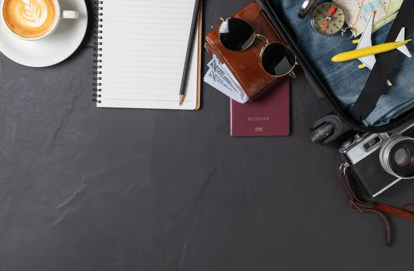Prepare Uma Mala Câmera Vintage Notebook Passaporte Mapa Café Quente — Fotografia de Stock