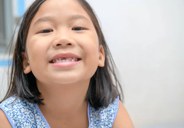 Asiática Niña Sonrisa Mostrando Sus Dientes Leche Rotos Linda Chica — Foto de Stock