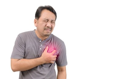 Kalp krizi, göğüs ağrısı olan bir adam beyaz arka planda kırmızı noktalı izole edilmiş.