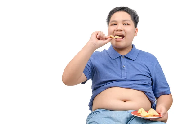 Niño Gordo Obeso Comiendo Papas Fritas Aisladas Sobre Fondo Blanco — Foto de Stock