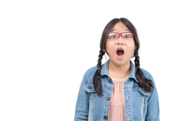 Retrato Niña Asiática Linda Sorprendida Pie Aislado Sobre Fondo Blanco —  Fotos de Stock