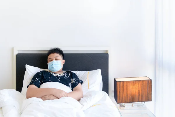Fettleibige Jungen Tragen Chirurgische Maske Und Schlafen Hause Isolation Hause — Stockfoto