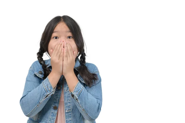 Niña Sorprendida Vistiendo Chaqueta Mezclilla Cubriéndose Boca Mirando Cámara Aislada — Foto de Stock