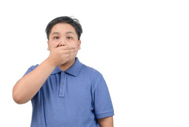 Vay canına. Stüdyodaki duygusal obez çocuk kaşlarını kaldırıyor ve ağzını eliyle kapatıyor. Şaşırıyor ve şok oluyor.,