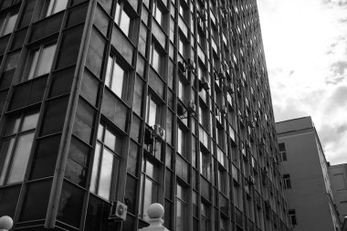 Binanın köşesi siyah beyaz.