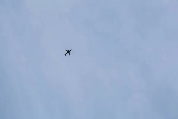 Het Vliegtuig Vliegt Blauwe Lucht — Stockfoto