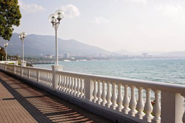 Denizde beyaz sıva ve fenerlerle dolu bir set.